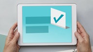 Montage: 2 Hände halten ein Tablet mit symbolischen Hochrechnungsbalken und Kandidatencheck Häkchen