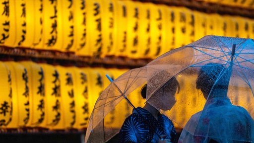 Zwei Frauen am Yasukuni-Schrein in Tokio