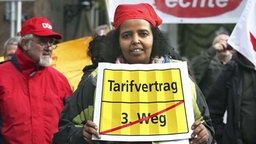 Demonstrantin bei einer Verdi-Protestaktion am Rande der EKD-Synode