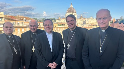 Die deutschen Bischöfe Bertram Meier (l-r), Felix Genn, Georg Bätzing, Stefan Oster und Franz-Josef Osterbeck vor dem Petersdom