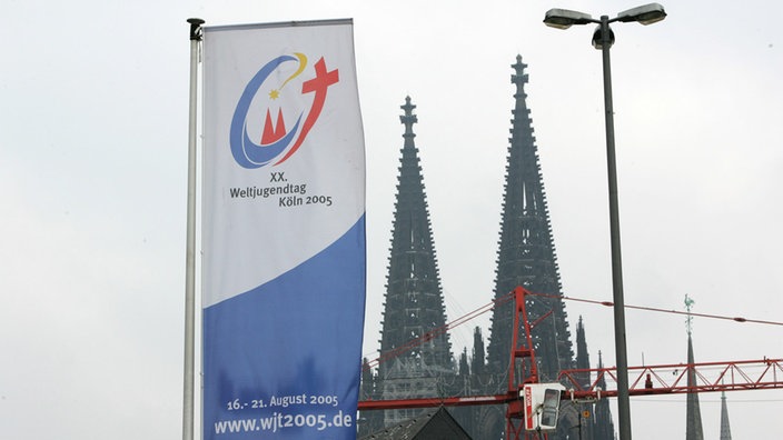 Fahnen zum Weltjugendtag vor dem Kölner Dom