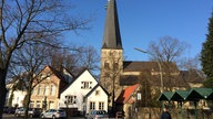 Altes Schätzchen mit leicht krummem Turm