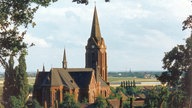 katholische Kirche St. Peter in Nettetal-Hinsbeck, Blick vom Hügel auf die Kirche