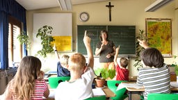 Kinder beim Unterricht in einer katholischen Grundschule