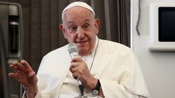 Papst Franziskus gibt ein Statement im Flugzeug ab