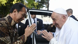 Papst Franziskus wird vom indonesischen Präsidenten Joko Widodo begrüßt