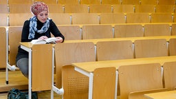 Studentin mit Kopftuch im Hörsaal