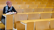 Studentin mit Kopftuch im Hörsaal