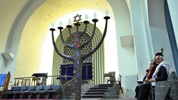 Ein Mitglied der jüdischen Gemeinde Köln hält eine Thorarolle in der Synagoge