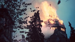 Die Bielefelder Synagoge brennt in der Reichspogromnacht 1938 ab