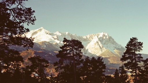 Eine Aufnahme des mit Schnee bedeckten Zugspitzmassivs.