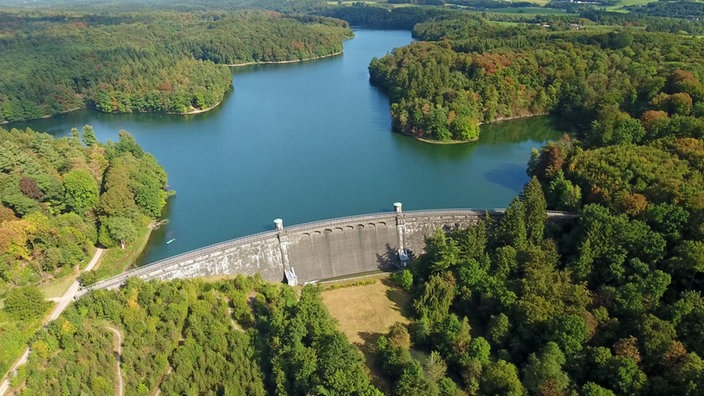 Luftaufnahme von der Neyetalsperre mit ihrer Staumauer