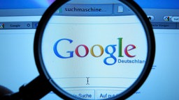 Googlelogo durch Lupe