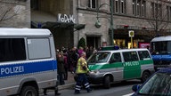 Polizeiwagen stehen nach Überfall vor KaDeWe