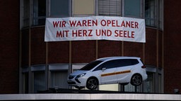 Banner am Opelwerk Bochum (Aufschrift: Wir waren Opelaner mit Herz und Seele)