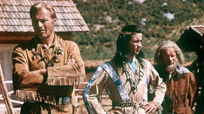 Lex Barker (Old Shatterhand), Pierre Brice (Winnetou), Ralf Wolter (Sam Hawkens) bei Dreharbeiten zu "Der Schatz im Silbersee"