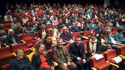 Blick in den Kinosaal, vorne sitzen Cutter Rudi Heinen, Redaktionsleiterin Christiane Hinz, Hörfunk-Redakteurin Martina Müller-Wallraf, Redakteur Thomas Kamp und Regisseurin Luzia Schmid (vlnr) 