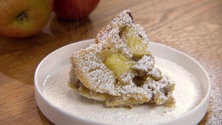 Das Bild zeigt den fertigen Apfelkuchen mit Puderzucker