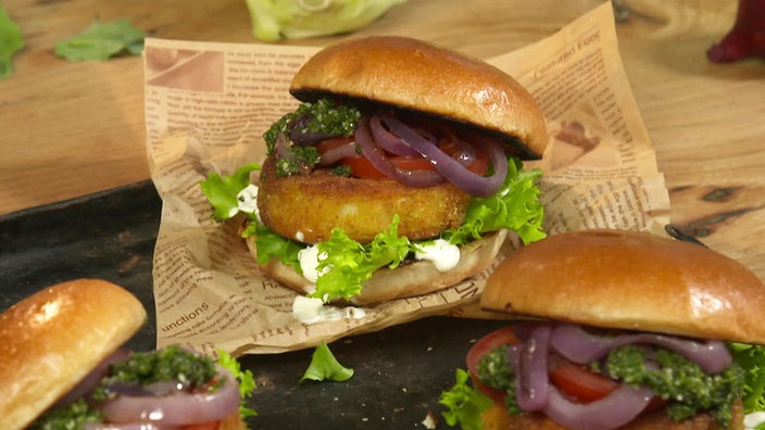 Das Bild zeigt das fertige Gericht: Kohlrabiburger mit Sonnnepesto