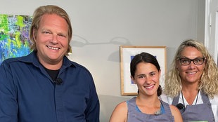 Erzieherin Nicole Großmann und Lucia Rushiti (v.r.n.l.) von der Kinderdorffamilie Kommer kochen mit Björn Freitag (links) einen leckeren Gemüseeintopf.