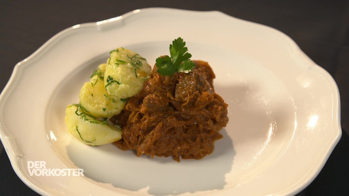 Das Bild zeigt das fertige Gericht "Szegediner Gulasch".