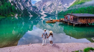 Pärchen vor einem glasklaren Alpensee