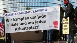 Menschen demonstrieren für ihren Arbeitsplatz