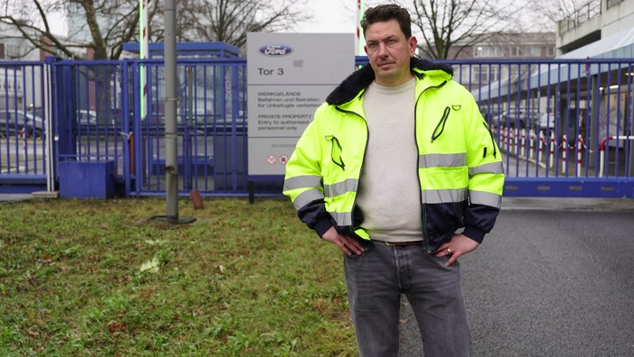 Thomas Grunert vor dem Tor der Ford-Werke.