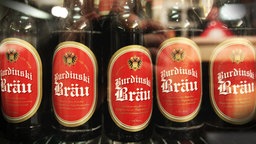 Einige Flaschen Bier "Burdinski Bräu" in einem Kühlschrank