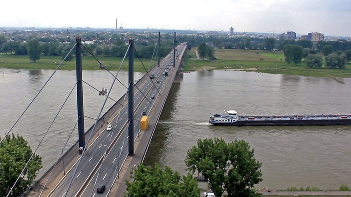 Die Theodor-Heuss-Brücke in Düsseldorf aus der Vogelperspektive