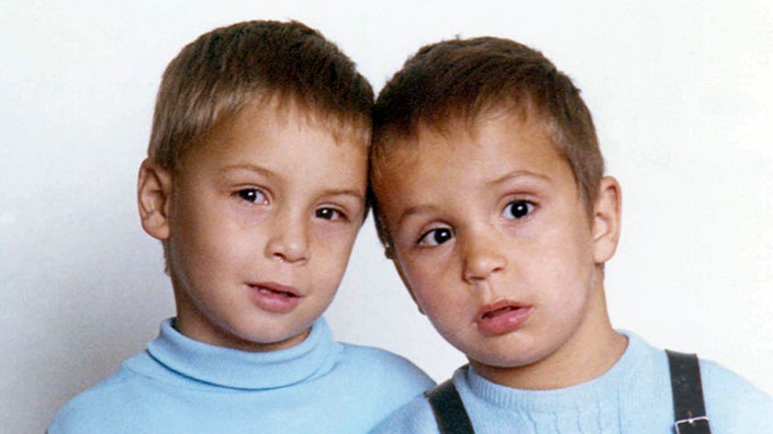 Zwei Jungs auf älterem Familienfoto aus den sechziger Jahren