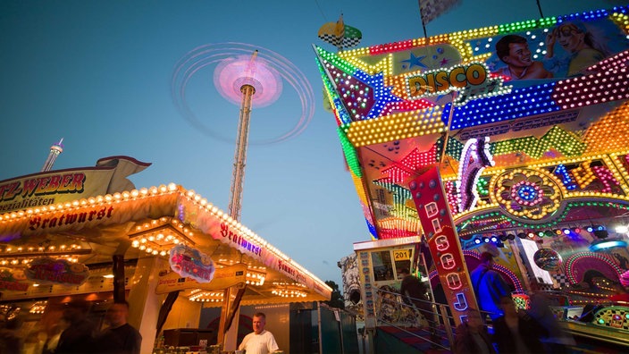 Bunt beleuchtete Kirmes bei Nacht