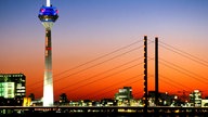 Die Skyline Düsseldorfs abends mit Brücke