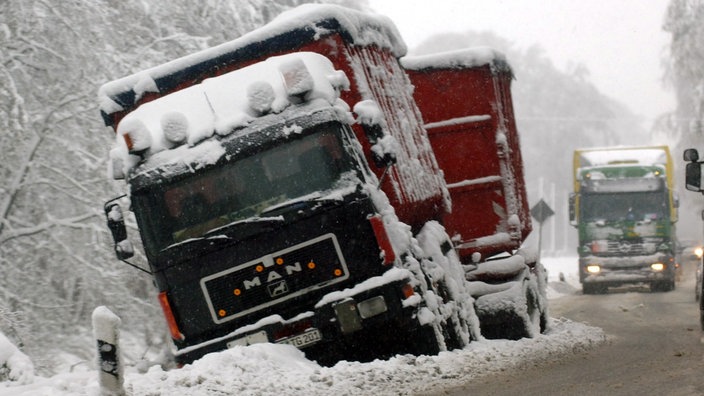 Schneechaos mit LKW