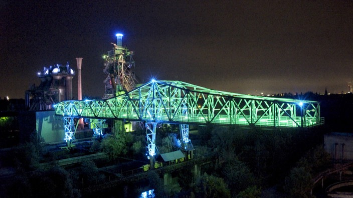 Beleuchtete Brücke