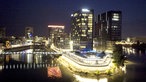 Der Medienhafen mit beleuchteten Gebäuden bei Nacht