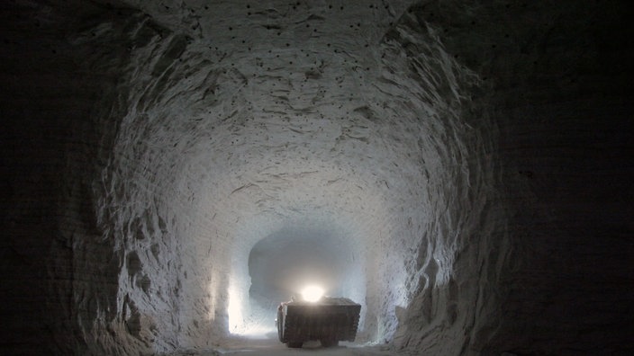 Eine Lore mit Salz in einem Bergwerksstollen