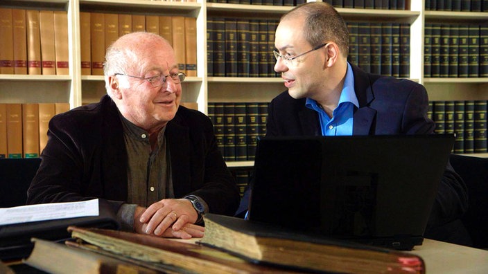 Norbert Blüm und der Ahnenforscher Markus Weidenbach im Archiv von Wallertheim in Rheinhessen