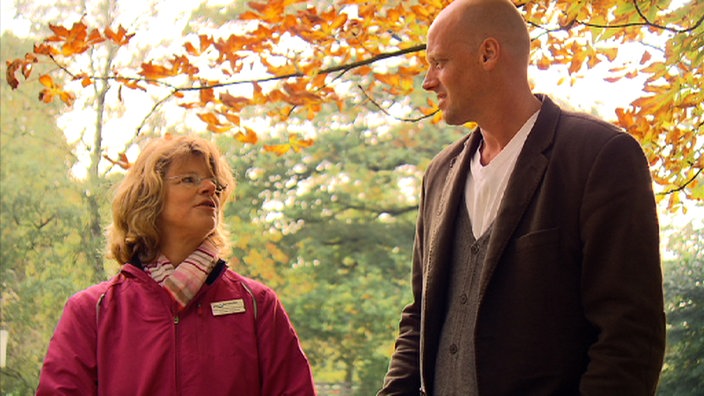 Gisela Wagner, Bewegungstherapeutin aus Bad Salzuflen, mit Christian Dassel im Park