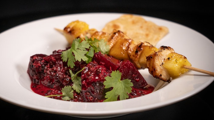 Rote-Bete-Dal mit Ananas-Hühnchen-Spieß & Chapati