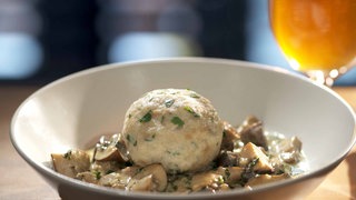 Björn Freitags Semmelknödel mit Pilzpfanne. 