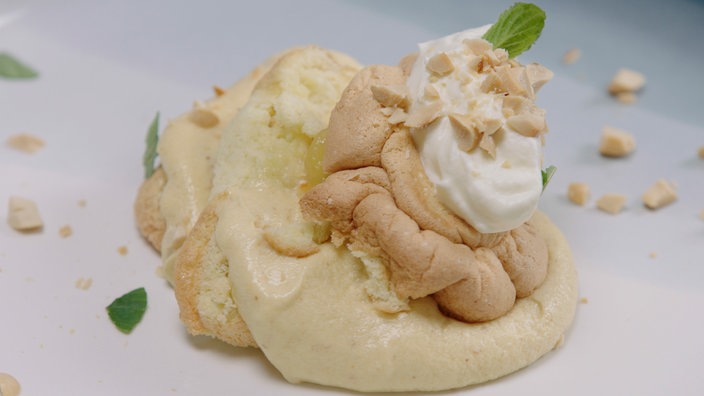 Biskuittörtchen mit Erdnuss-Buttercreme und glasierter Banane von Björn Freitag und Antje de Vries. 