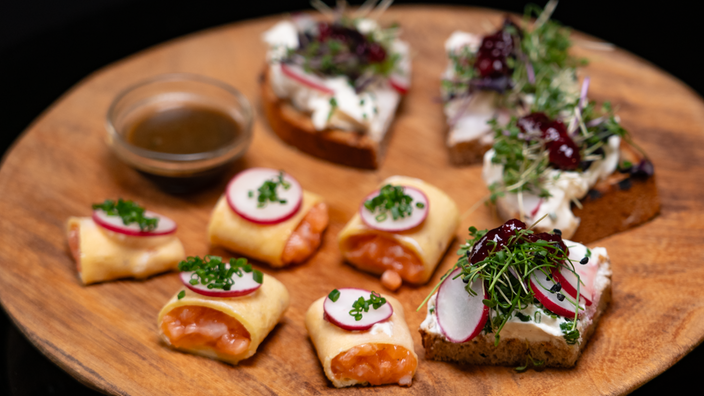 Roggenstulle mit Rauchsalzfrischkäse, Lachstatar-Pfannkuchenrolle