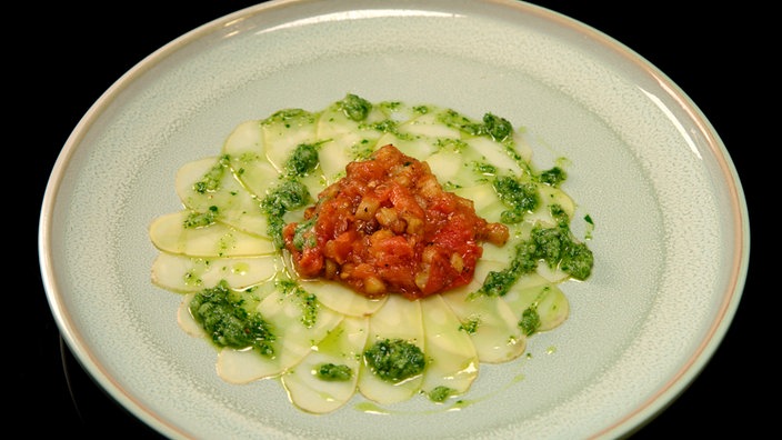 Marinierte Kartoffelscheiben, Auberginen-Tomaten-Confit & Bohnenkrautpesto 