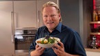 Björn Freitag mit einem teller Caesar Salad. 