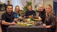 v.l.n.r.: Ali Güngörmüş, Yvonne Willicks, Björn Freitag, Alexander Herrmann und Zora Klipp freuen sich auf das festliche Menü aus weihnachtlichen Tapas.