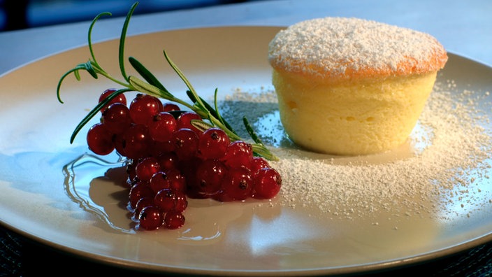 Quark-Soufflé mit Johannisbeeren.