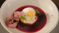 Das Bild zeigt das Rezept Rote Bete-Bouillon mit Roastbeef, Ei, Kartoffelstampf und Rote Bete-Salat.