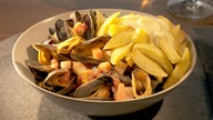 Miesmuscheln mit knusprigen Pommes und selbst gemachter Mayonnaise.