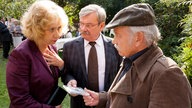 Von Heidrun (Verena Plangger, l.) erfahren Günter (Wolfgang Winkler, M.) und Edwin (Tilo Prückner, r.), dass Monika schon lange wusste, dass ihr Mann Jürgen sie betrügt.